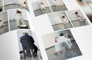 Mehr über den Artikel erfahren IN BEWEGUNG – Schnittstellen zwischen Malerei, Performance und Tanz