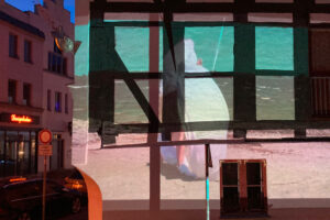 Mehr über den Artikel erfahren Zeitsprünge: Videoprojektion an Greifswalder Fassaden am 26. und 27. April 2024