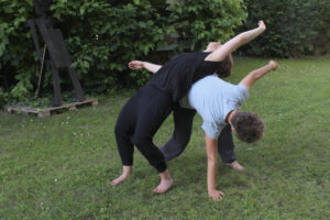Read more about the article Contact improvisation in the garden of the Kunstwerkstätten at the summer festival on 27 June 2026